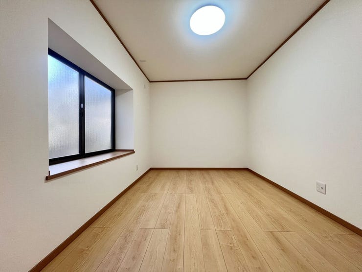 キッチンの横には6.2帖洋室があります。居室や客室、納戸と様々な用途でお使いいただけます♪