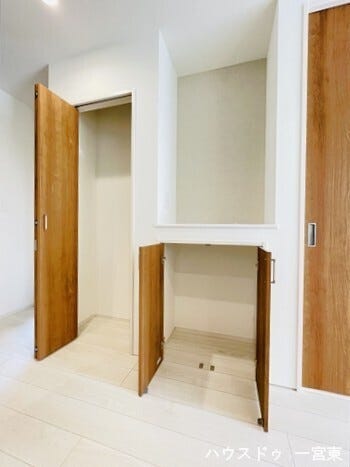 【リビング】
リビングにある収納は、細々とした物から大きな物までしまっておけます。物が増えがちなリビングですが、スッキリ片づける事が出来ます。