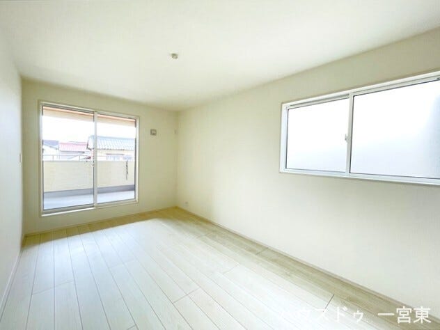 【7.5帖】
一番広い居室ですので主寝室に最適のお部屋です。二面採光なので通風も採光もばっちりです。