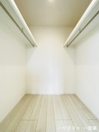 【7.5帖洋室】
お洋服はもちろん、スーツケースなどの大物もしっかり収納できます。季節ごとの入れ替え不要です。