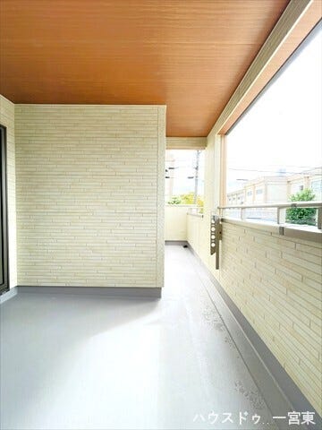 【インナーバルコニー】
急な雨や梅雨でも洗濯物が濡れにくいインナーバルコニーは子育てに忙しいご家族をサポートします。