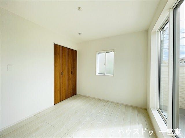 【5.2帖南】
採光もしっかり考えられており、明るさを確保しながら落ち着きのあるデザインで心地よく過ごせます。