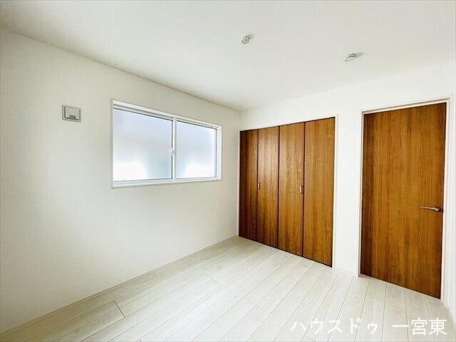 【5.2帖北】
暗くなりがちな北側の洋室ですが、2面採光なのでお部屋が明るいです。家具の日焼けや紫外線劣化の心配もありません。