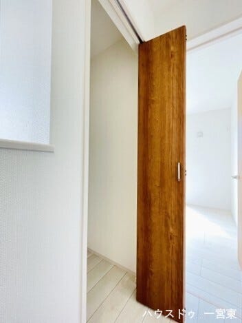 【2階廊下】
あると嬉しい廊下収納は掃除用品を入れたり、各部屋に収まりきらないものを収納したりと重宝します♪