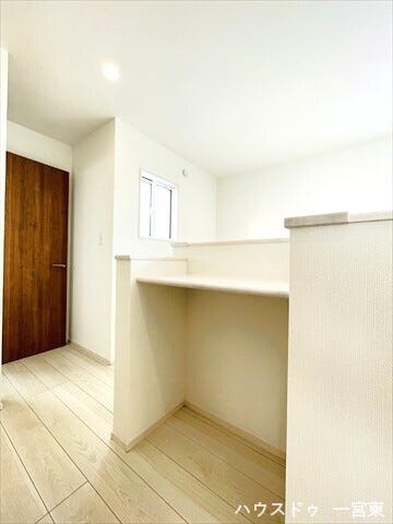 階段横に設けられたカウンターは、書き物や読書、ちょっとした作業スペースとして便利に活用できます。