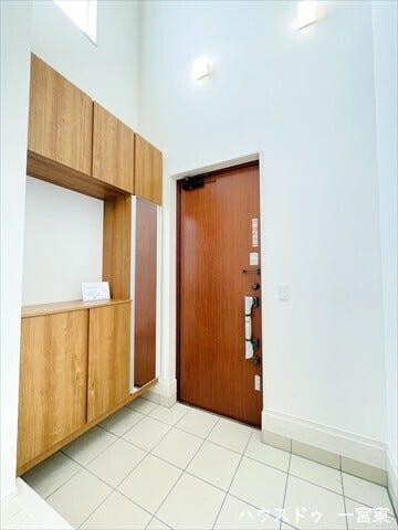 行きも帰りも、家族をやさしく送り出し、出迎える玄関です。毎日の暮らしをあたたかくしっかり見守ってくれます。