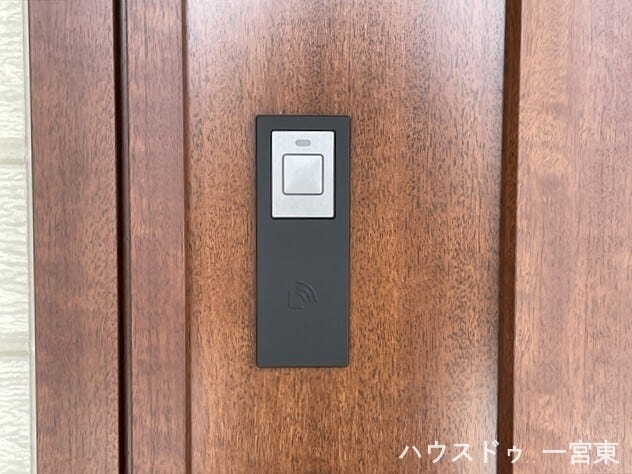 【スマートキー】
スマートキーを採用しており、鍵の操作が簡単でスムーズ。セキュリティ面も安心の設計です。