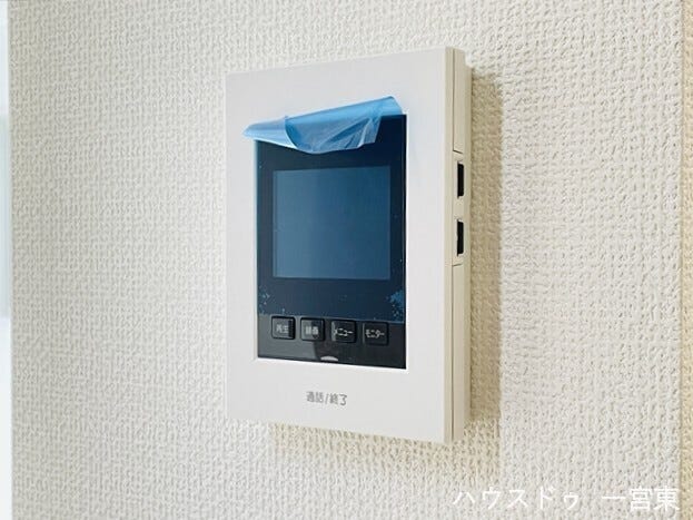 【モニター付きインターホン】
インターホンにモニターが付いているので、玄関まで行かずに来客の対応が出来ます!