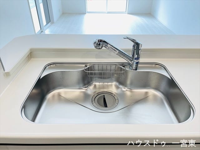 【シンク】
大きな鍋も洗えちゃうワイドシンクが標準装備です!水はねの音や食器が当たる音を大幅に軽減します。
