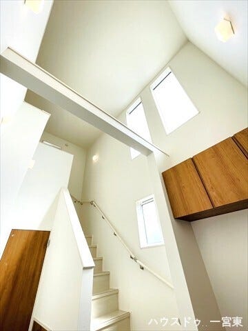 【吹抜け】
吹き抜けを設けることで天井が高くなり、室内全体に自然光が差し込み明るく開放的な空間を演出します。