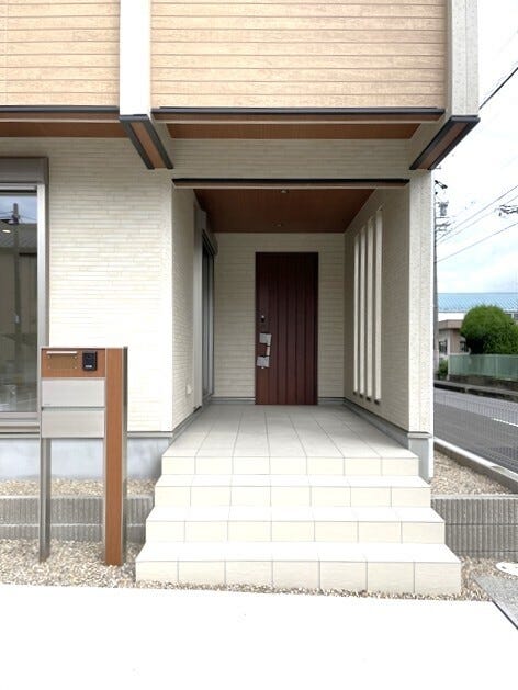 萩原小学校まで徒歩約4分、萩原中学校まで徒歩約17分 です。小学校が徒歩10分圏内なので、子育て世帯も安心ですね♪