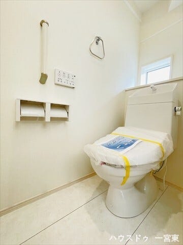 災害時でも安心のタンク付きトイレを採用しました。1階と2階の2か所にトイレを設けています。ペーパーホルダーが2つあるのも嬉しいポイントですね♪