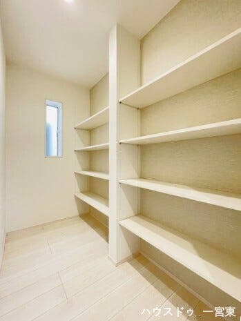 【パントリー】
キッチン裏のパントリーです!収納スペースも十分にあり、食器や、普段使いではない家電、食品のストックなど多くの物を収納しておけそうですね♪