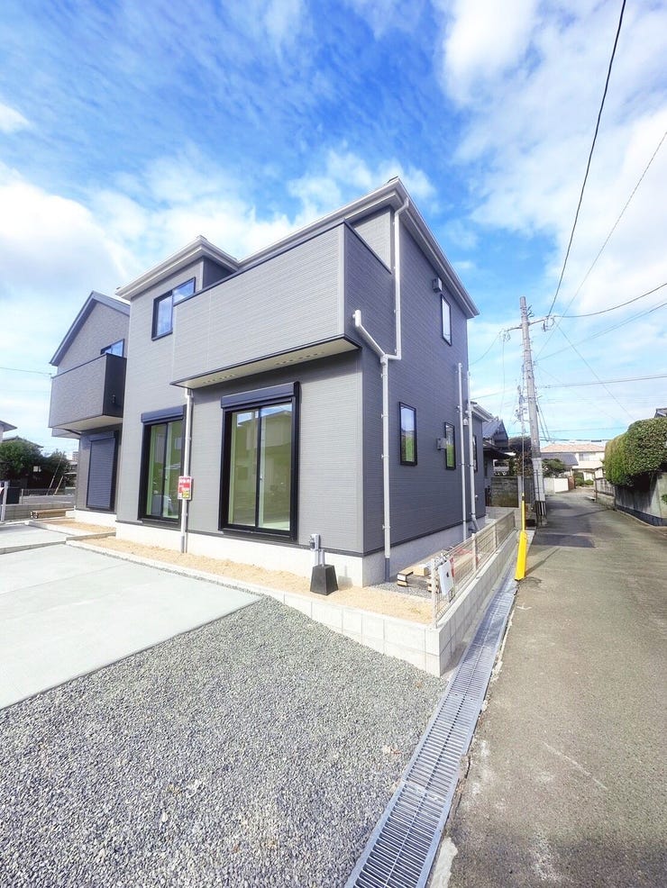 【外観】
2号棟 人気の出水地区4LDK 並列3台駐車可能です(車種による)