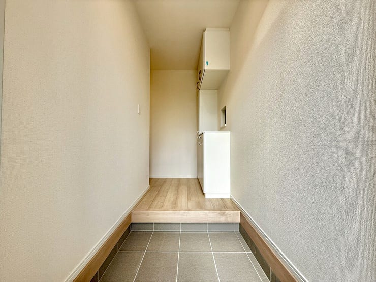 ◇玄関◇
使い勝手の良い下足収納があり、外から帰ってきて汚れた靴、レインコート、傘や外遊びグッズ等を収納するのに大変重宝します。明るく温かな雰囲気で家族の帰りや来訪者を出迎えてくれる玄関です。