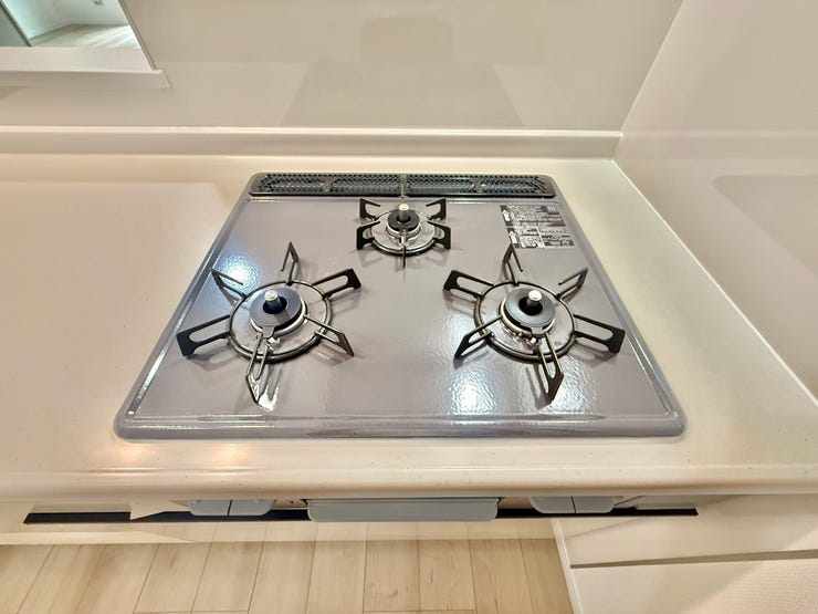 ◇三口コンロ◇
一度にたくさんの調理ができ、朝食の準備もお弁当作りもラクラクです。栄養面や彩りに気を配ると品数も増えますが、広いワークトップなのでたくさん作ってもスペースに余裕があります。