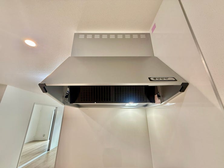 ◇レンジフード◇
デザイン性が高く、おしゃれでスタイリッシュなのに、油汚れがつきにくく、内部に溝や継ぎ目がなく、拭きやすい形状です。お掃除の際にもとても便利ですね。