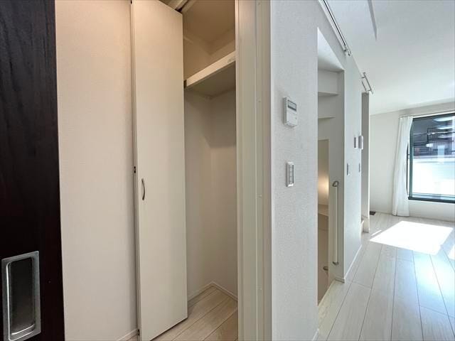 キッチン横の扉の奥には収納スペースがあります。日用品や掃除道具など収納するのに便利です◎
(2026年1月13日撮影)