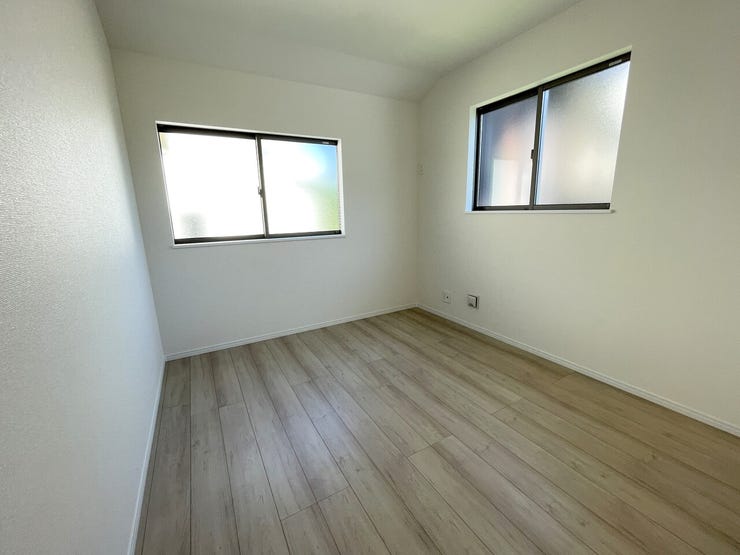 ◇洋室5.37帖◇ 
2面採光のお部屋は明るく風通しが良いです♪
収納もしっかり出来ますよ!