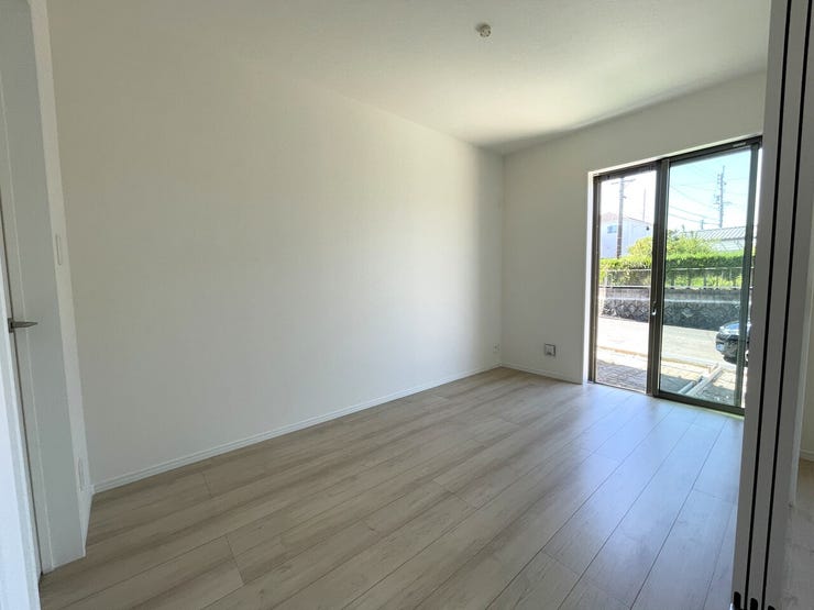 ◇洋室5帖◇
LDK併設洋室で育児室や書斎としてもお使いいただけます♪