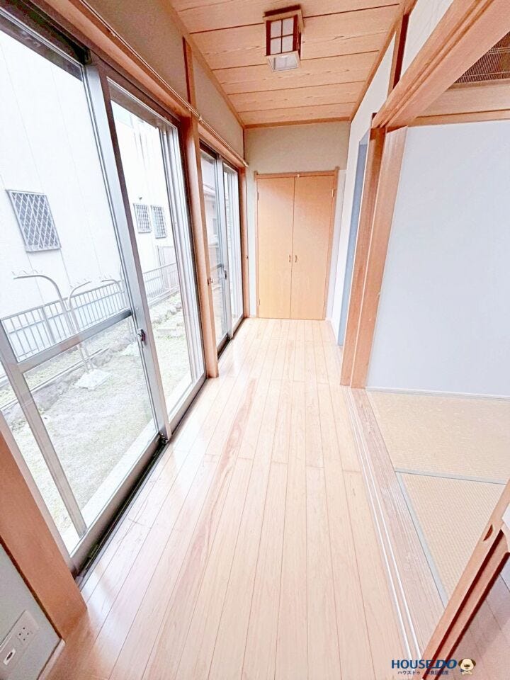 各居室へつながる明るい廊下及び縁側。
家族が自然と行き交う住まいの動線です。