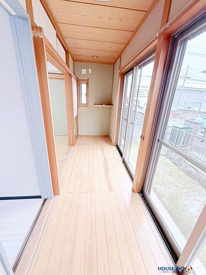 縁側で写真や絵を飾るギャラリー空間としても楽しめます。