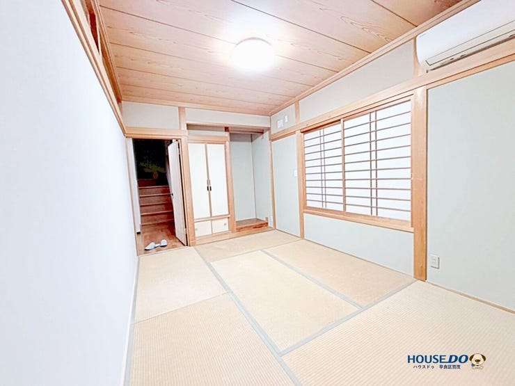 扉を開ければリビングと一体化し、さらに広々とした空間に。
来客時などにも便利に使えます。