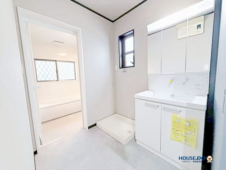 新しい洗面化粧台を備えた清潔感のある洗面スペース。
毎日の身支度も快適に行えます。