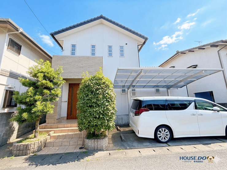 【外観】
外壁まで美しく生まれ変わった、落ち着きのある佇まいの住まい。
ご家族が毎日安心して帰ってこられる、温かな暮らしの拠点です。