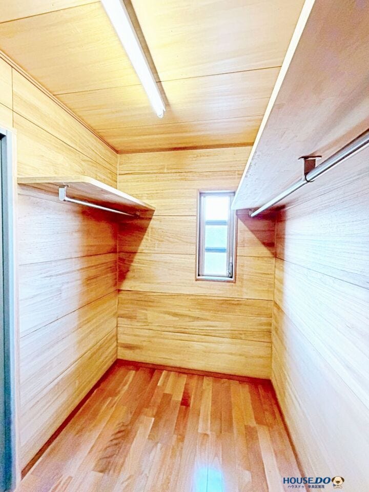 ハンガーパイプや棚を備え、整理整頓もしやすい設計。
毎日のコーディネートもスムーズです。