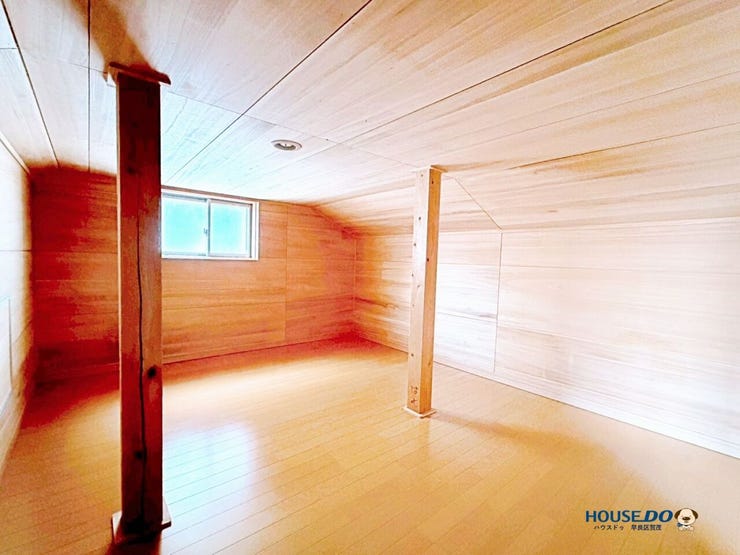 アウトドア用品や季節物の収納に便利な納戸。
住まいをすっきり保てます。