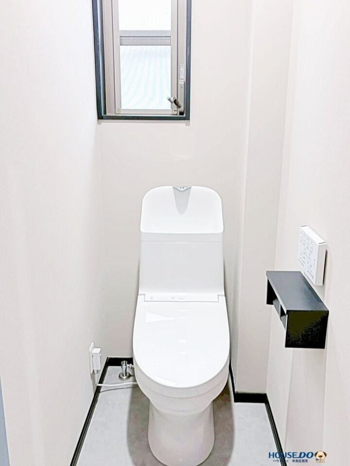 1Fトイレ窓付き
温水洗浄便座付きの清潔で明るいトイレ。
毎日快適に使える空間です。