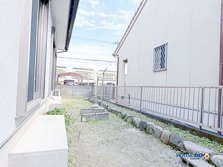 南側にはご家族で楽しめるお庭スペース。
ガーデニングやお子様の遊び場としても活用できます。