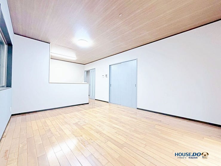 南向きの光がたっぷり差し込む、15帖以上の明るく開放的なリビング。
ご家族が自然と集まり、団らんの時間が広がります。