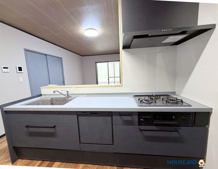 リビングを見渡せる対面式カウンターキッチンへ新調。
お料理をしながらご家族との会話も楽しめます。