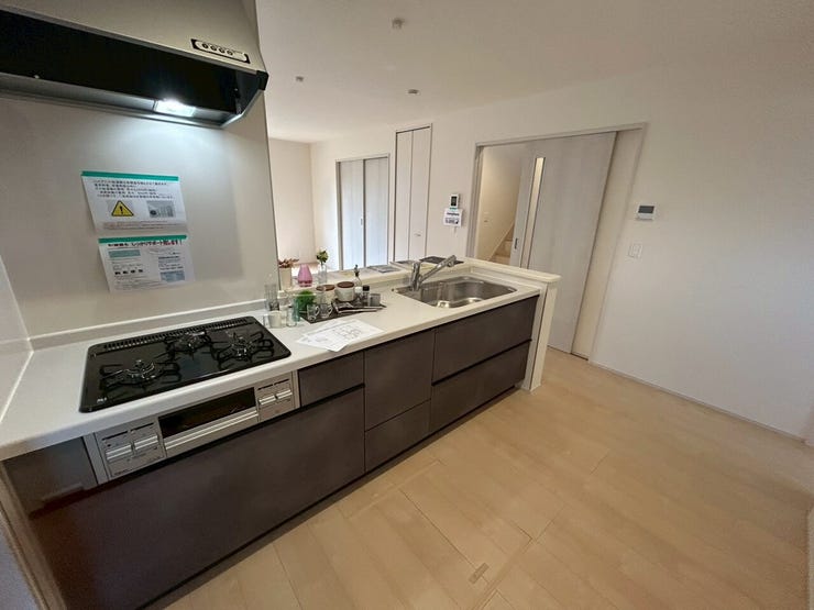 広々使えるシステムキッチン!
色味も高級感がありますね♪