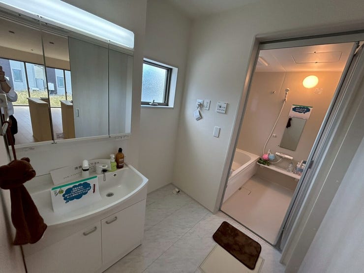 収納力の高い三面鏡タイプを採用!