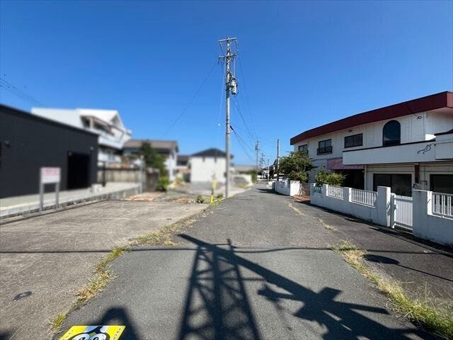 西側から撮影:前面道路です。普通車が1台通れる幅となります。大型車の通行が少ないので、振動や騒音が抑えられます。
(2025年8月3日 撮影)