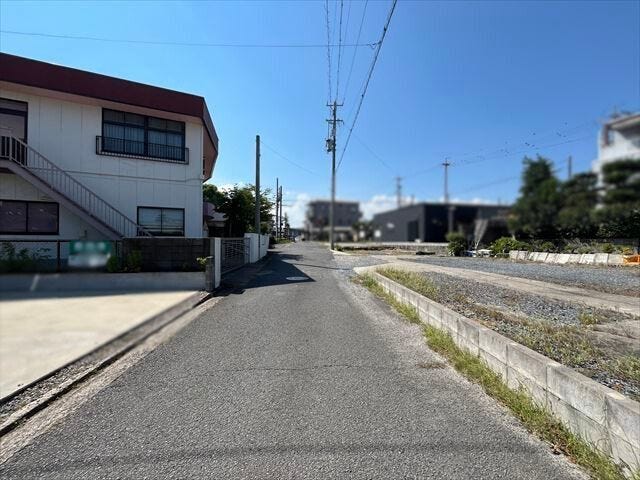 東側から撮影:前面道路です。車がすれ違うには厳しい道幅ですが、車はスピードを抑えて走行するので、お子様にも安全な道幅となっています。
(2025年8月3日 撮影)