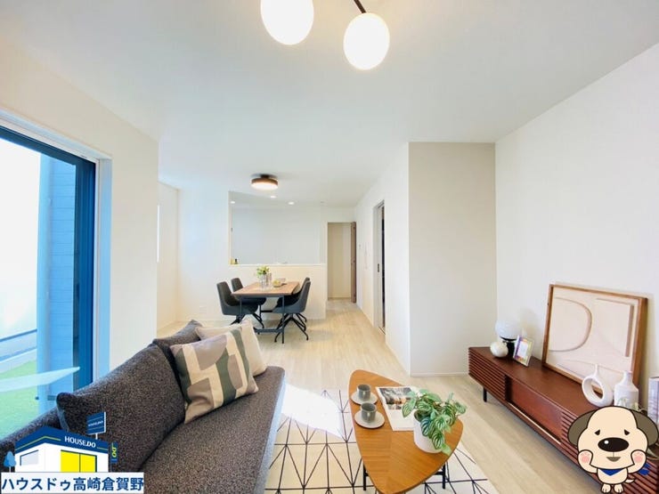 明るい光がたっぷり入るリビング♪お気に入りのソファを置いて、家族でまったり映画タイム!観葉植物を飾れば一気におしゃれ空間に。※家具、アメニティはイメージです。