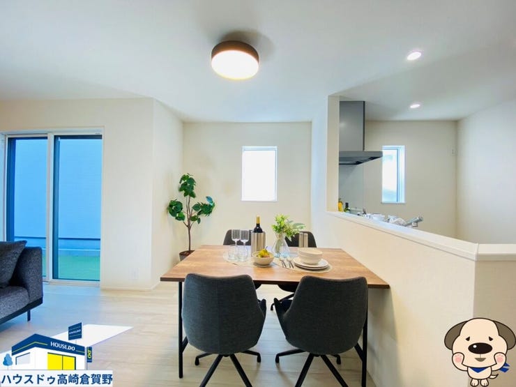 明るくて開放的なリビングは、友達を呼びたくなる空間!おしゃべりしながらティータイムを楽しむのにぴったり♪※家具、アメニティはイメージです。