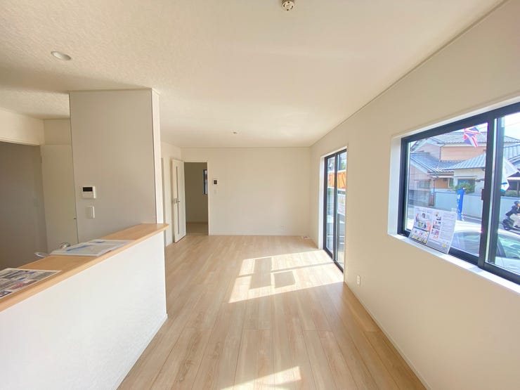 木のぬくもりが感じられるナチュラルな雰囲気にふんだんに陽射しが注ぐ明るいリビングには家族が集い自然に笑顔に♪