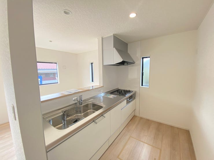 ご家族を見守る事の出来る生活導線上に配置されたキッチン。皆が集まるLDKを見ながら振るう料理は、愛情と温もりが詰まった素敵なモノになるでしょう♪