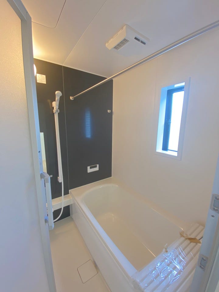 1日の疲れを癒すユニットバス。清潔感が溢れるシンプルですっきりとしたデザイン。半身浴も楽しめるバスタブが心地よさをもたらします♪