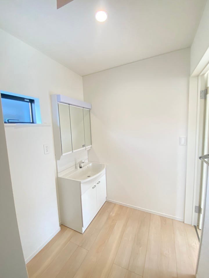 落ち着いた空間を演出するカラーと、ゆったり落ち着いてお使い頂ける広さが魅力の洗面所♪