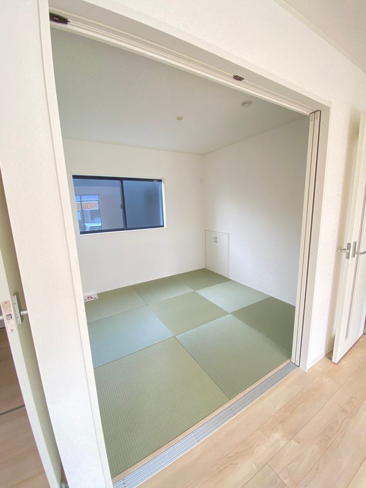 和室は居間や寝室、お昼寝スペースなど、用途に応じて自由に使えます♪やわらかい畳の上なら転んでも怪我をしにくいため、お子様も安全に安全に遊ぶことができます♪