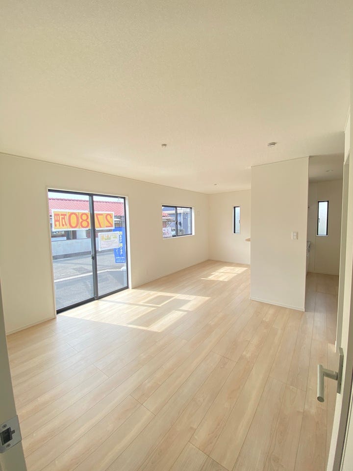 朝日を感じながらコーヒーを飲み、夜は今日の出来事を話しながら楽しくご飯。幸せな生活をイメージさせてくれるリビングです♪