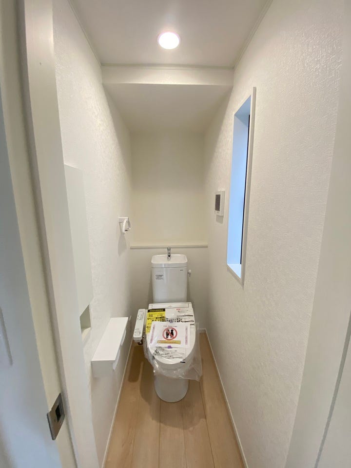 三大水回りの一つ…トイレは生活に欠かせない空間。シンプルで清潔感のある空間をご体感していただけます♪