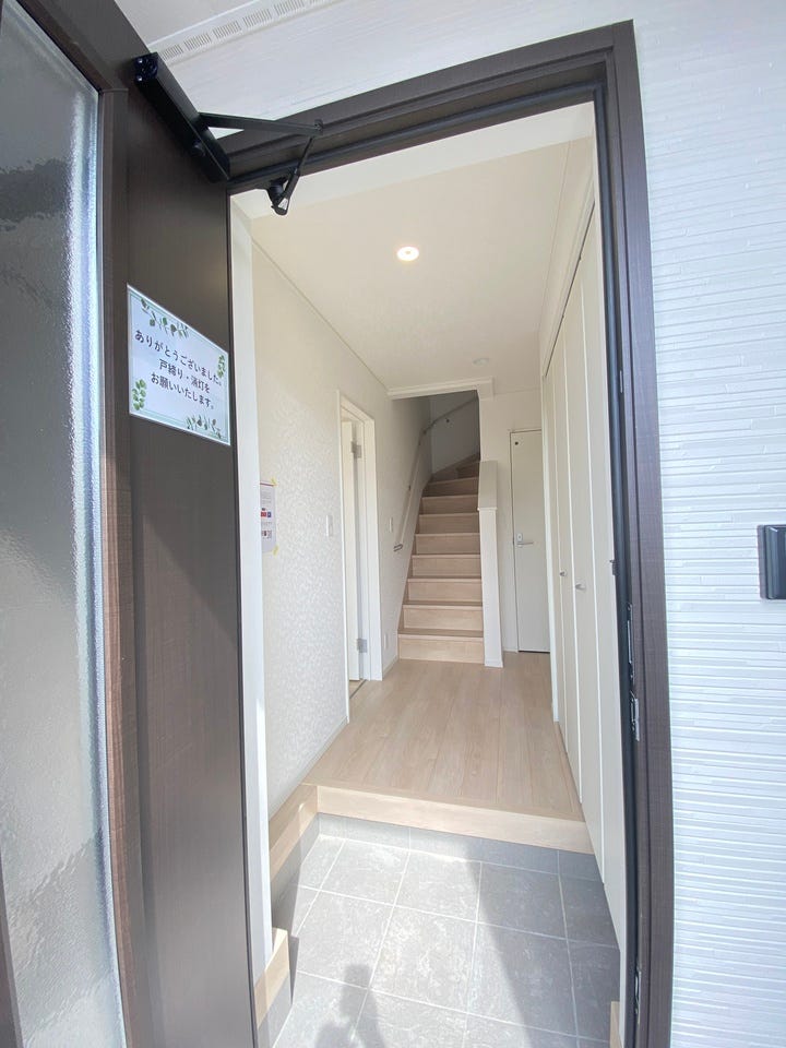 あたたかな空間に包まれた玄関が疲れて帰ってきた主人を優しく出迎えてくれます♪