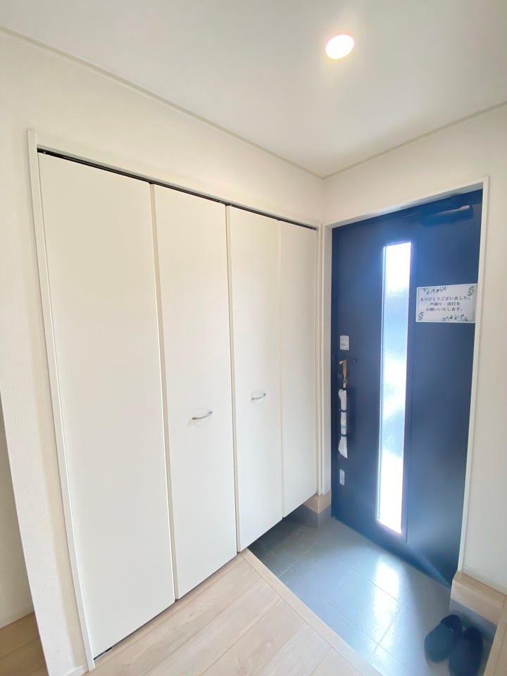 「ただいま。」と早く帰りたい。「おかえり。」と出迎えたい。家族の笑顔、我が家の入り口です♪天井までの高さにあるたっぷり玄関収納付き◎